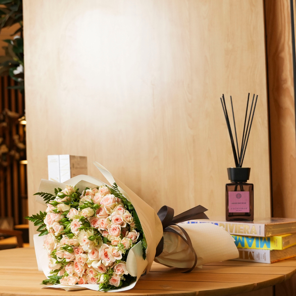 باقة من الورود الصغيرة ذات اللون الوردي الفاتح