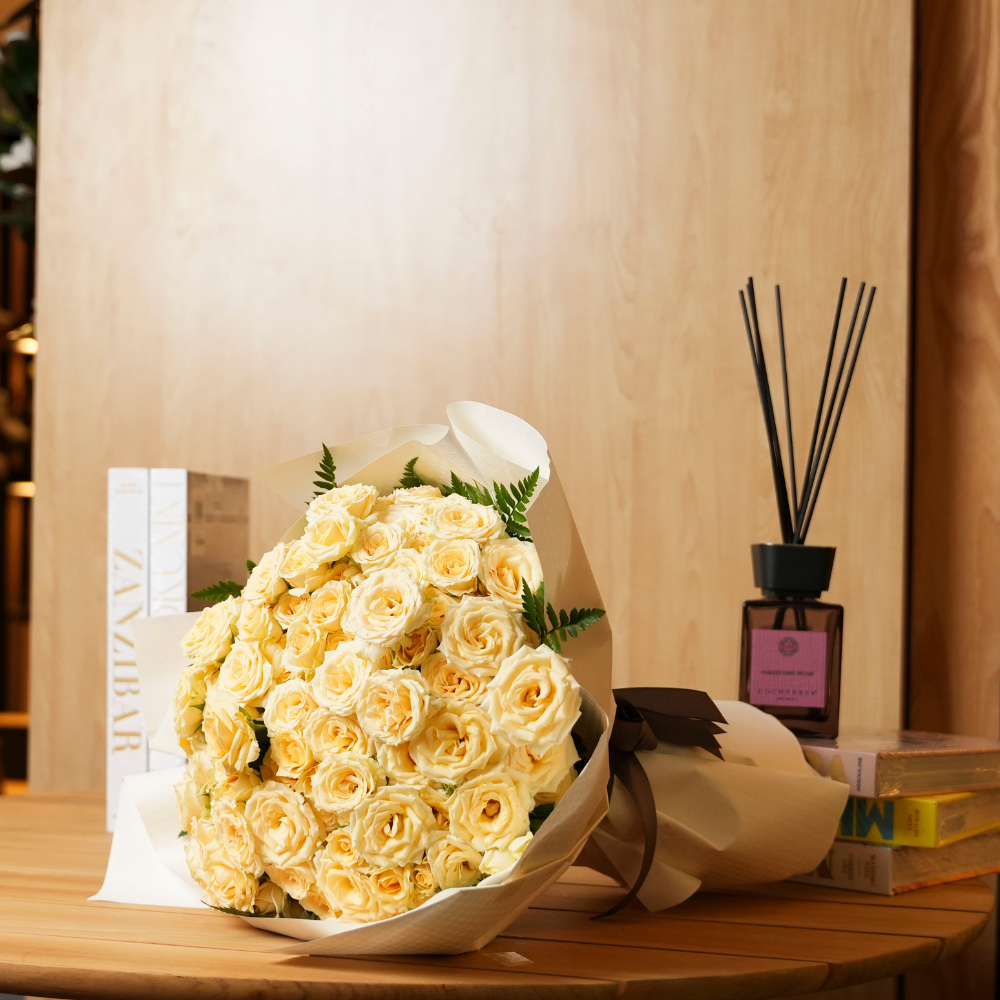 باقة من الورود الصغيرة باللون الأبيض العاجي