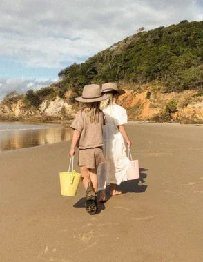 طقم دلو ومجرفة من السيليكون الأصفر من SUNNYLIFE