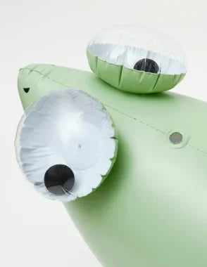 رشاش عملاق قابل للنفخ من SUNNYLIFE، من نوع Shark Tribe، لون كاكي