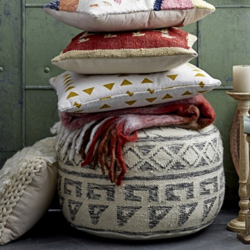 بلومينغفيل وسادة بيضاء اللون