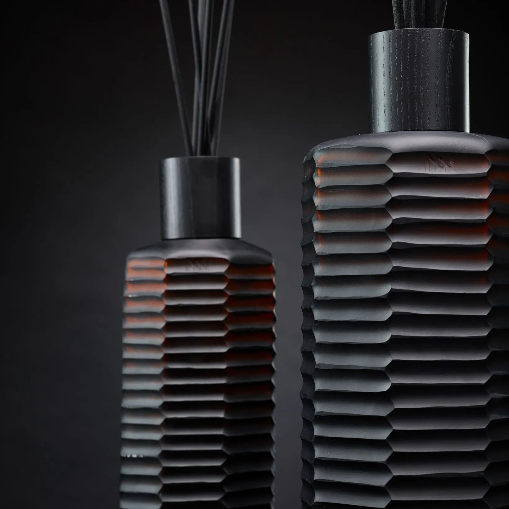 موزّع العطر Cubo باللون الكهرماني