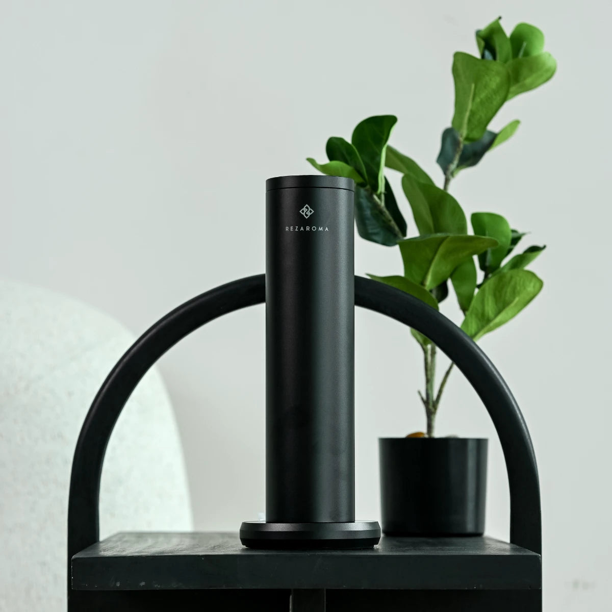 موزع عطر زين الأسود