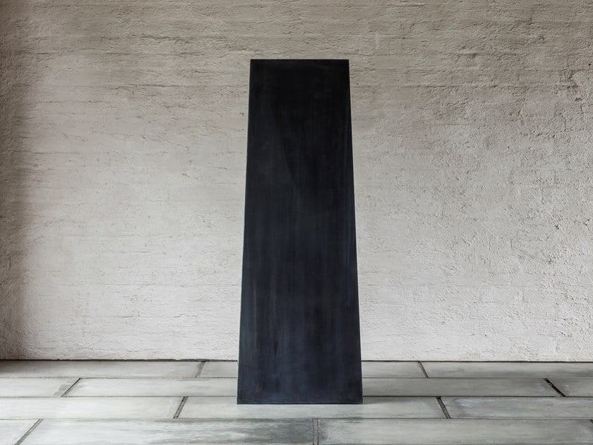 عمود دوماني وعاء رمادي مخروطي