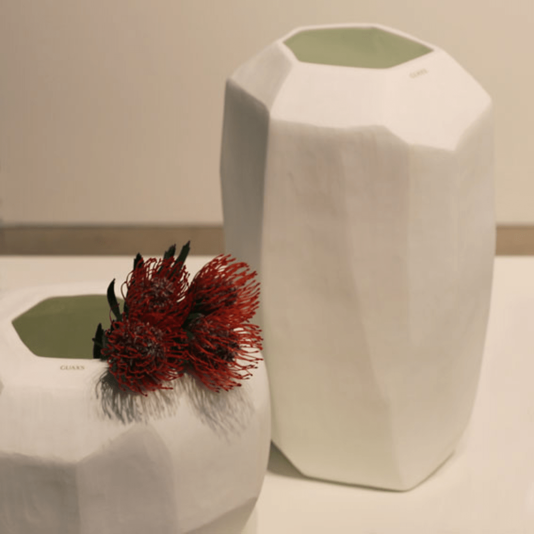 مزهرية بيضاء طويلة من GUAXS CUBISTIC